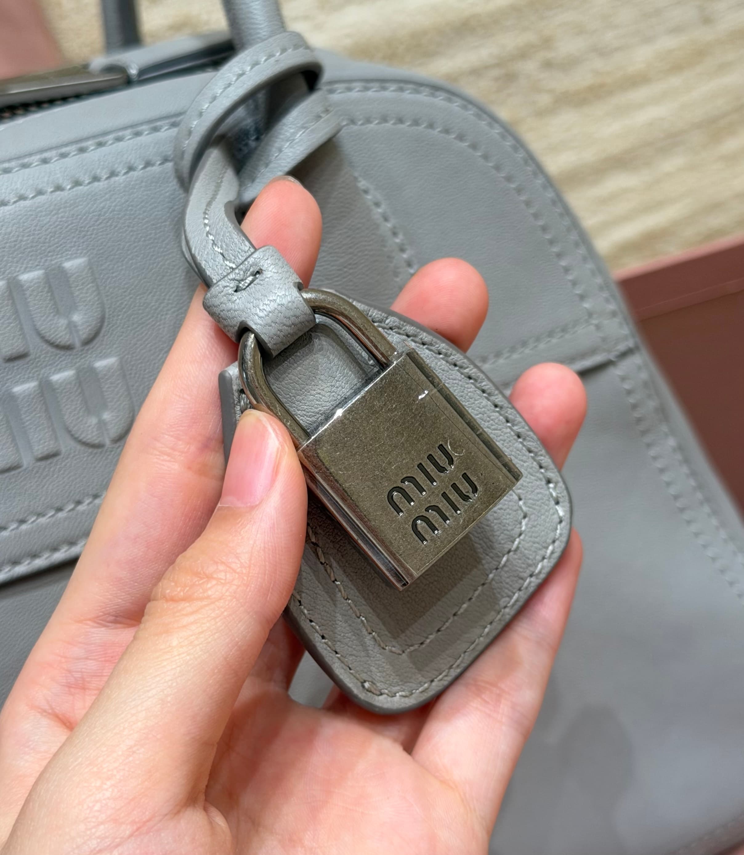 미우미우 비방트 스몰 토트백 그레이