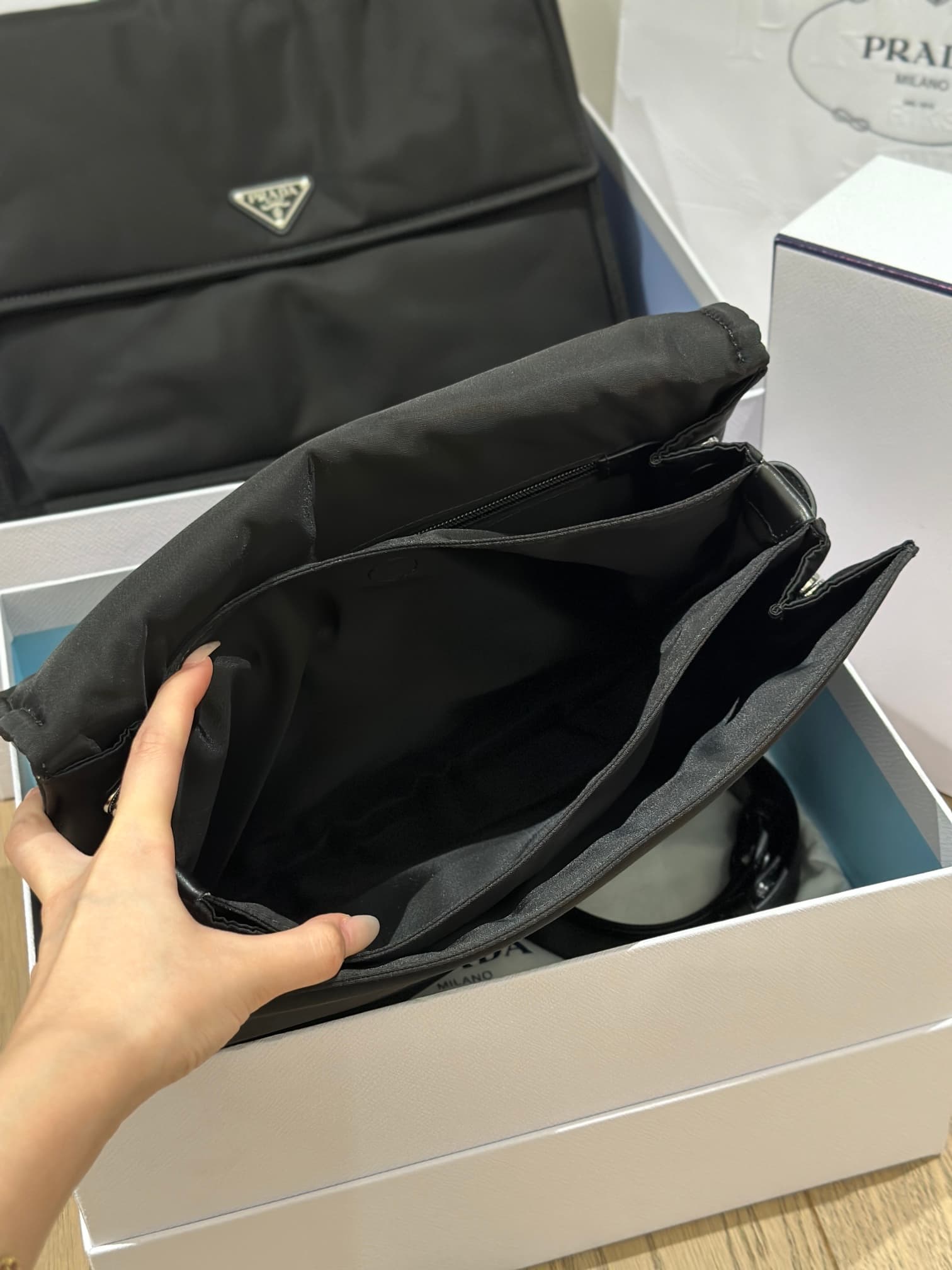 프라다 인바이츠 클러치백 블랙