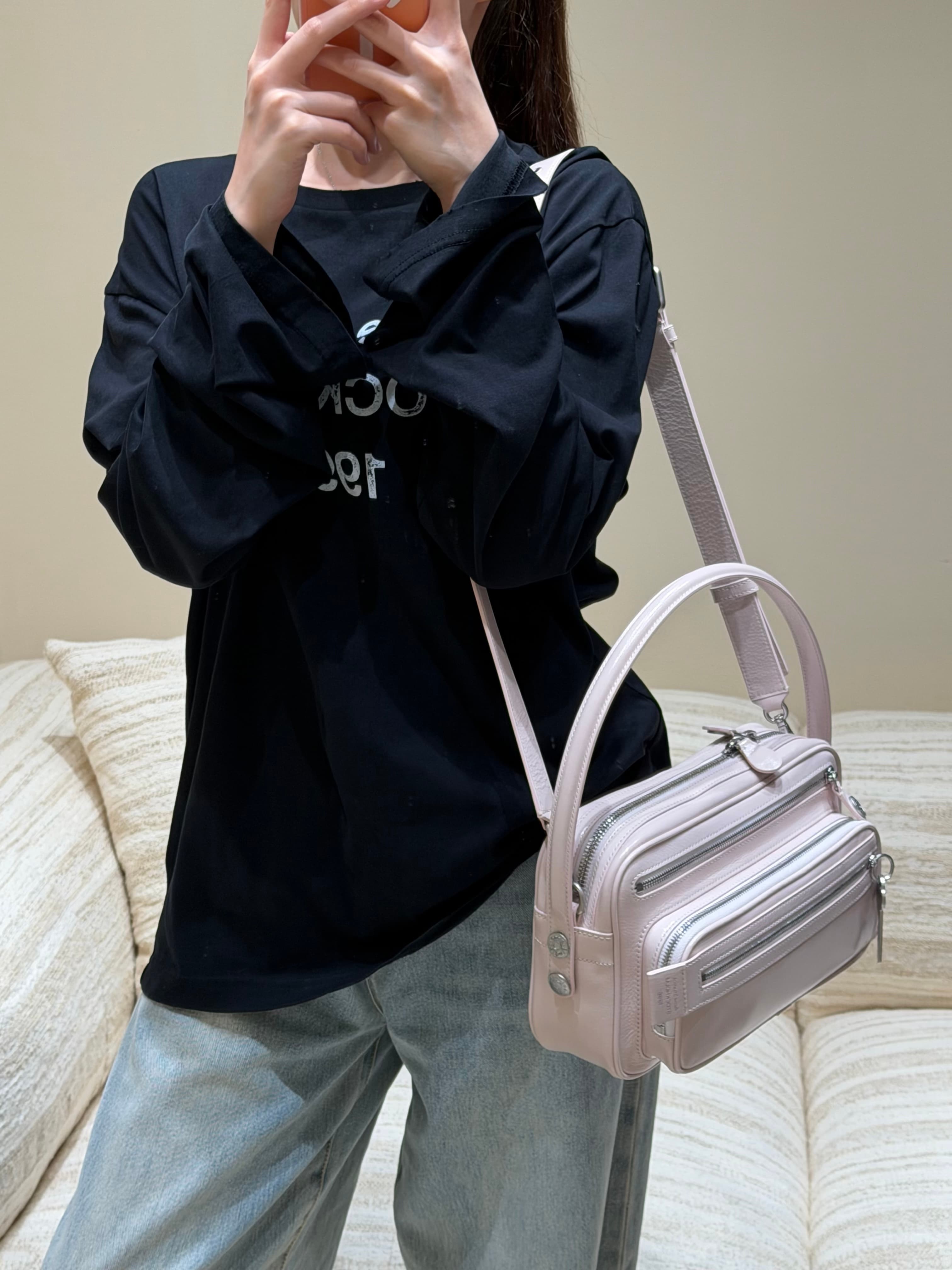 아크네 스튜디오 카메라 파티 핑크