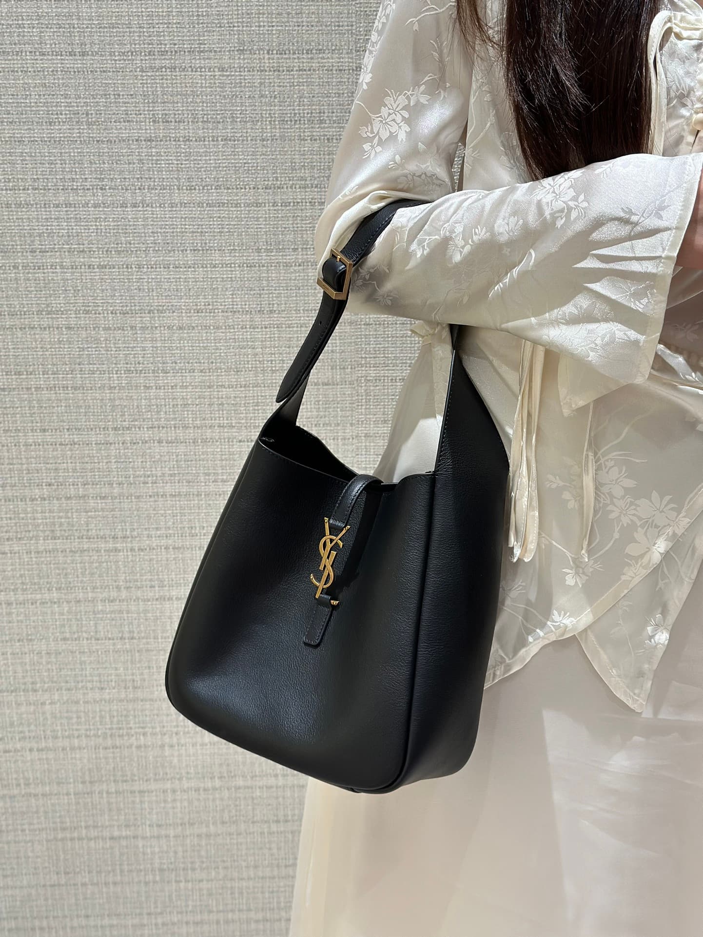 생로랑(YSL) 르 5아7 호보백 라지(30cm) 블랙