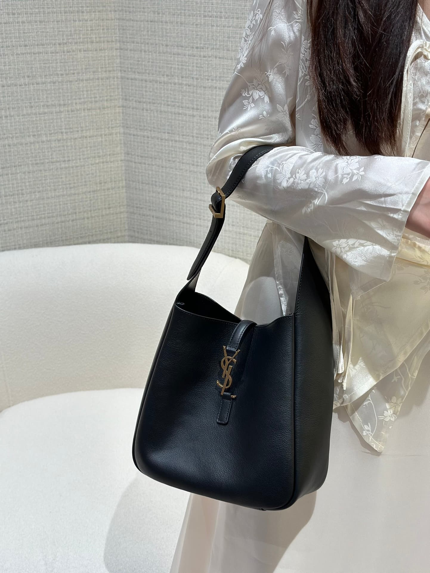 생로랑(YSL) 르 5아7 호보백 라지(30cm) 블랙