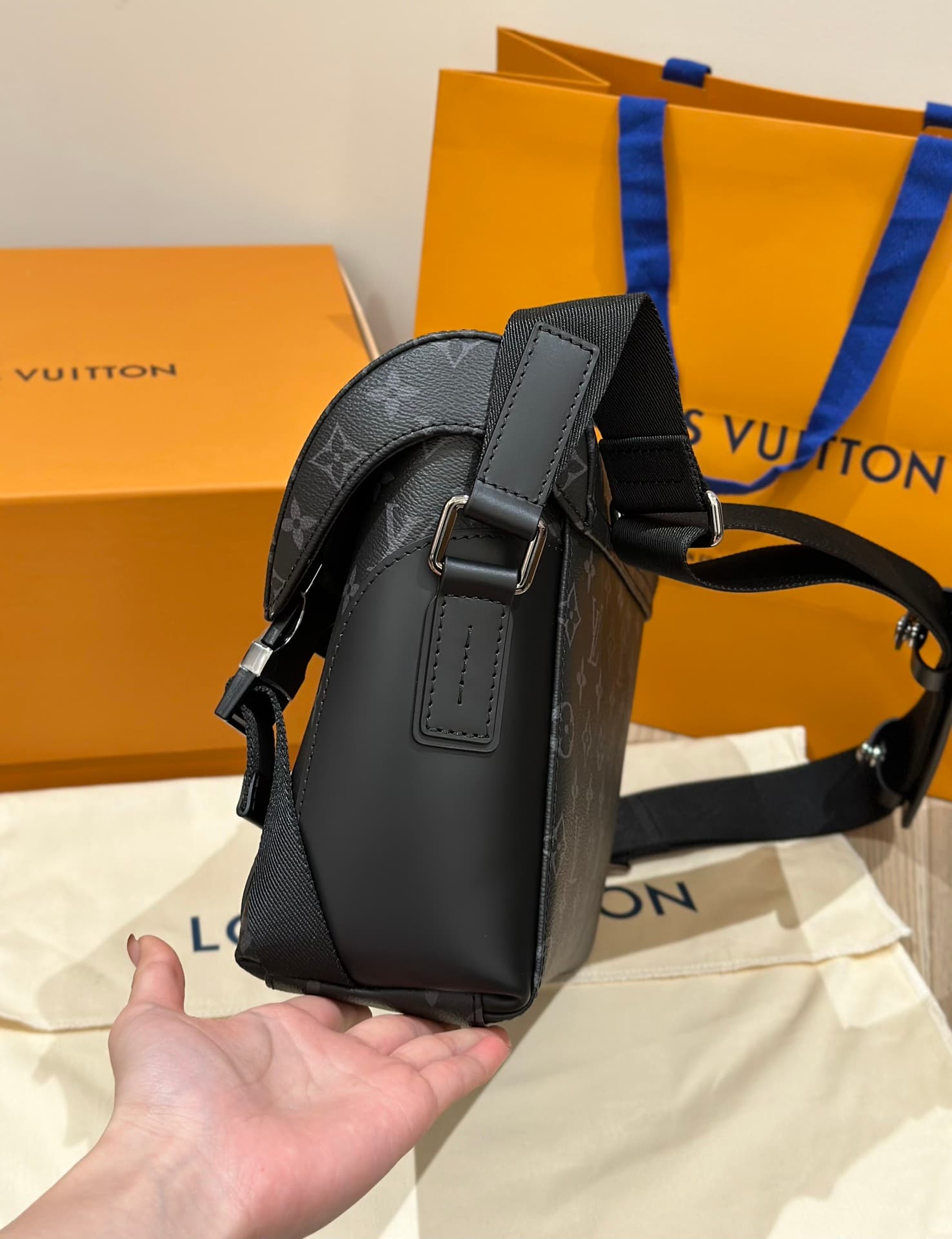 루이비통 보이저 메신저 PM Voyager Messenger 모노그램 이클립스 블랙