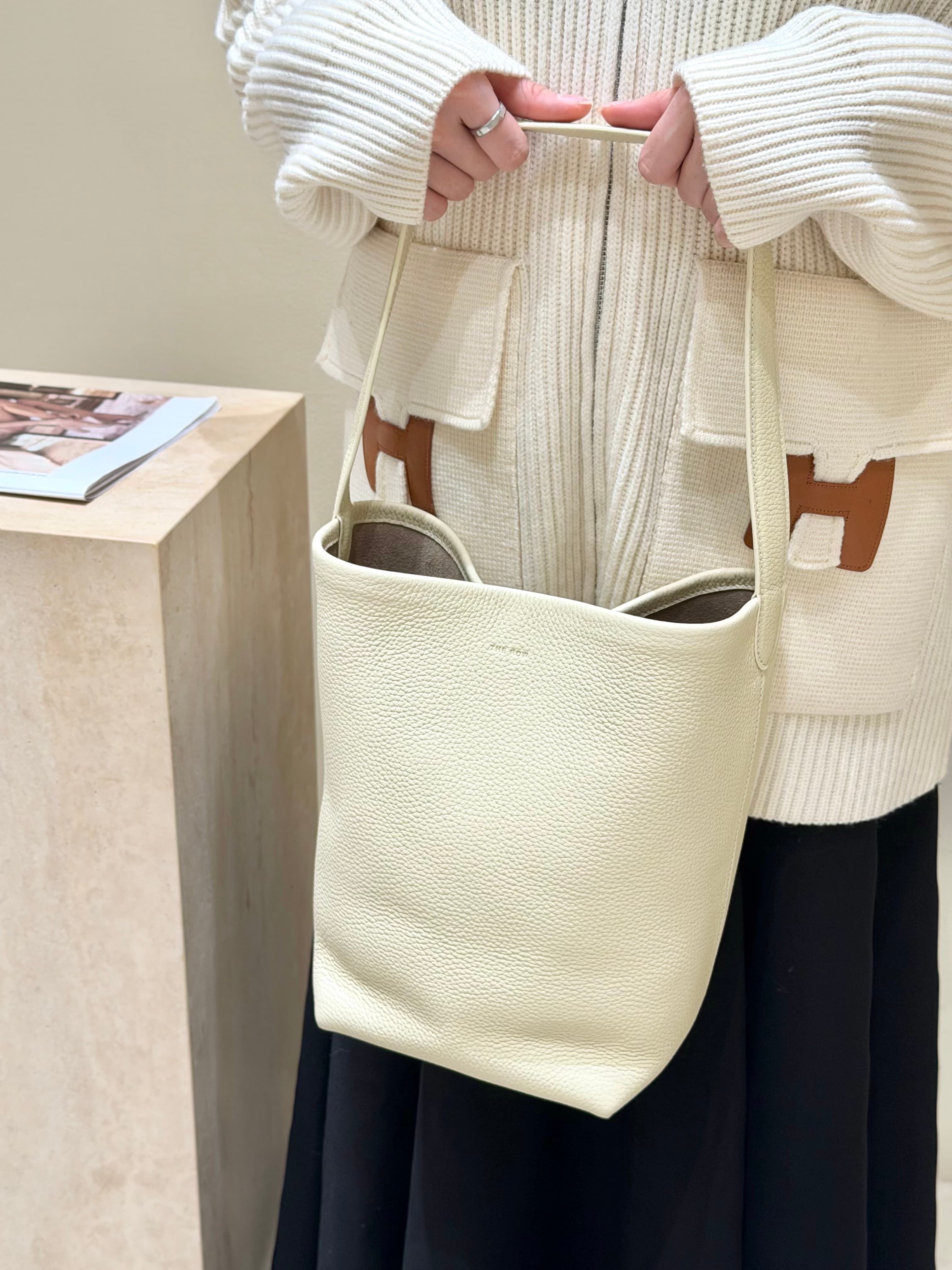 더 로우 버킷백 화이트