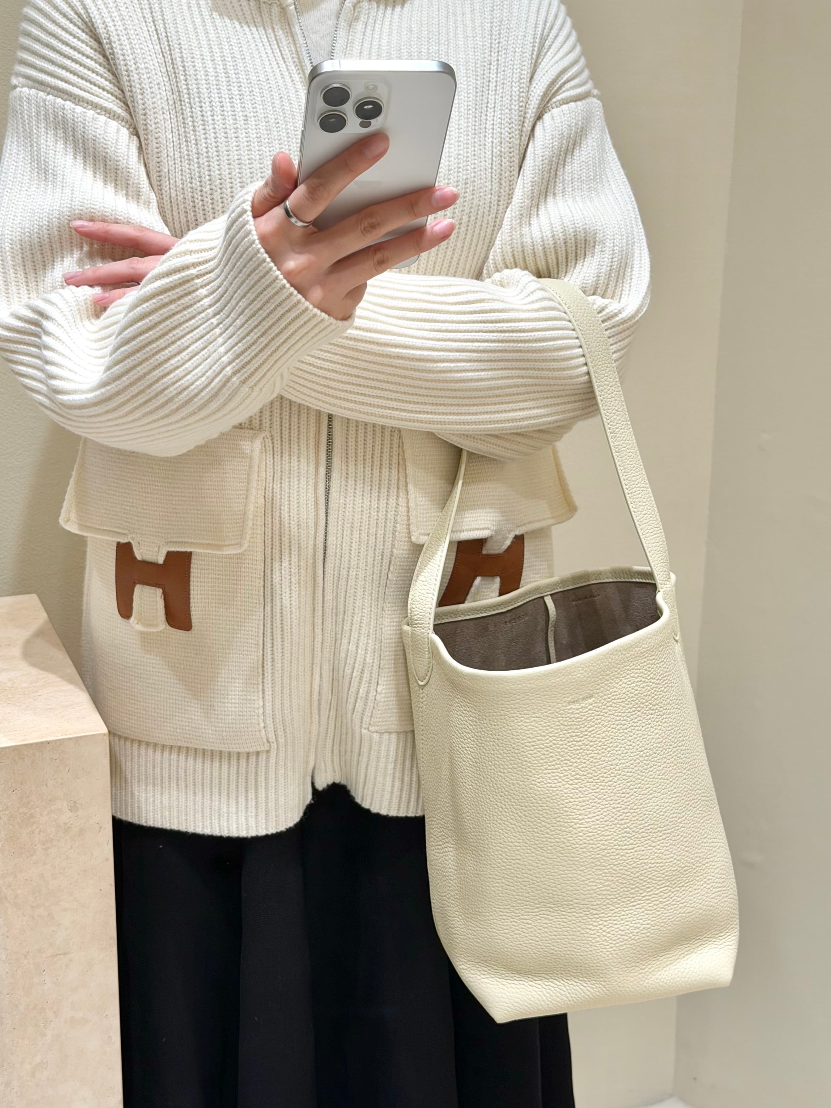 더 로우 버킷백 화이트