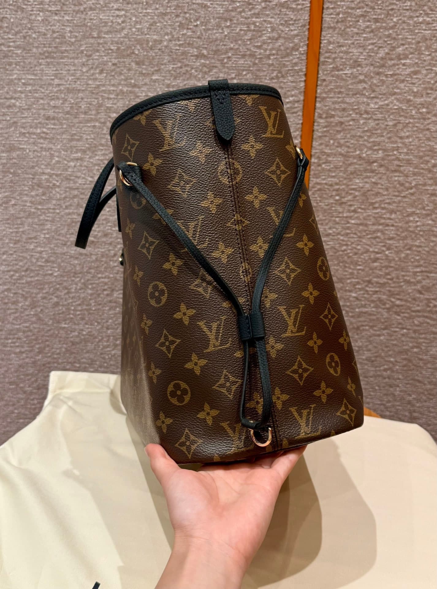 루이비통 네버풀 MM Neverfull MM 모노그램 브라운(블랙 트림 리버서블)