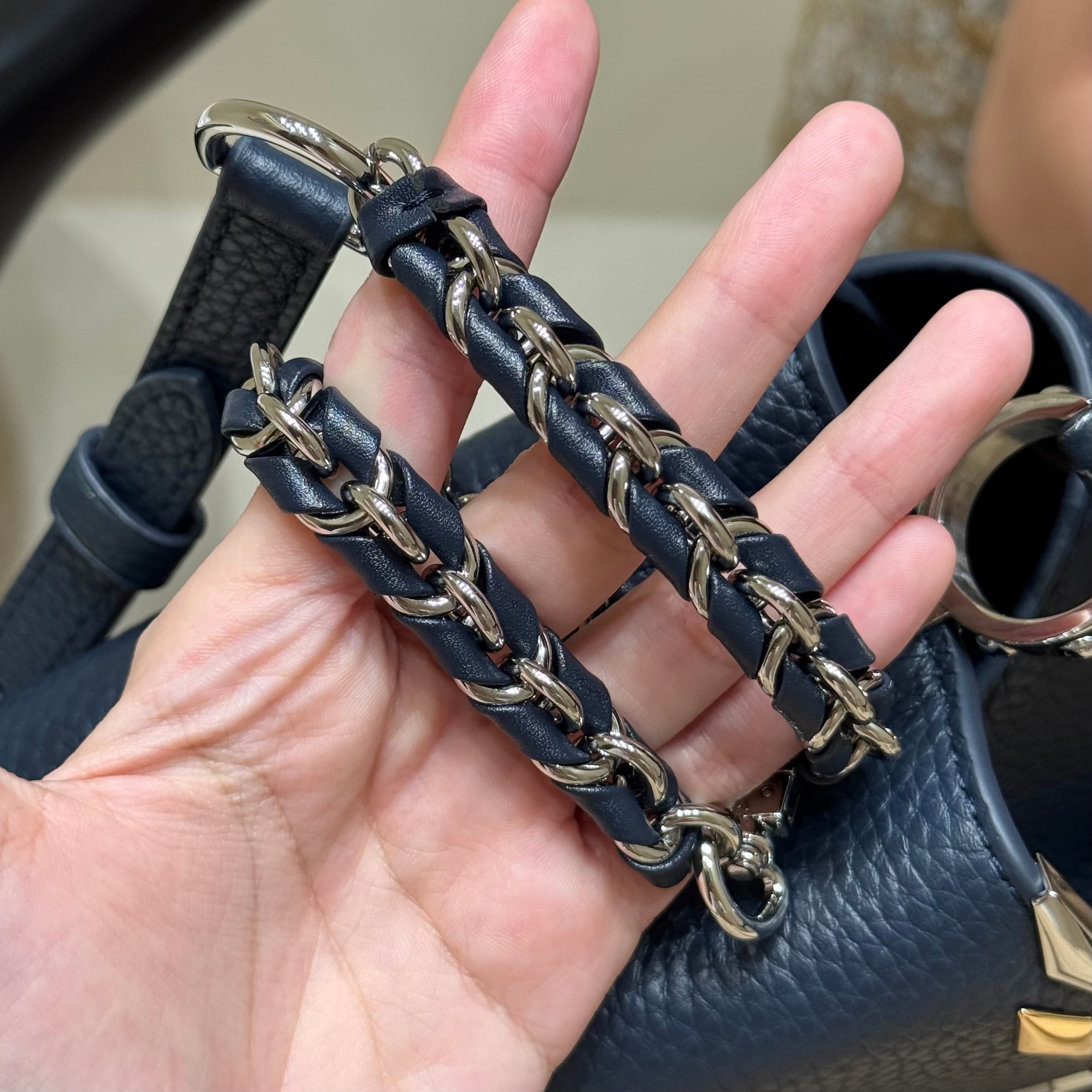 루이비통 카퓌신 MM (네이비)