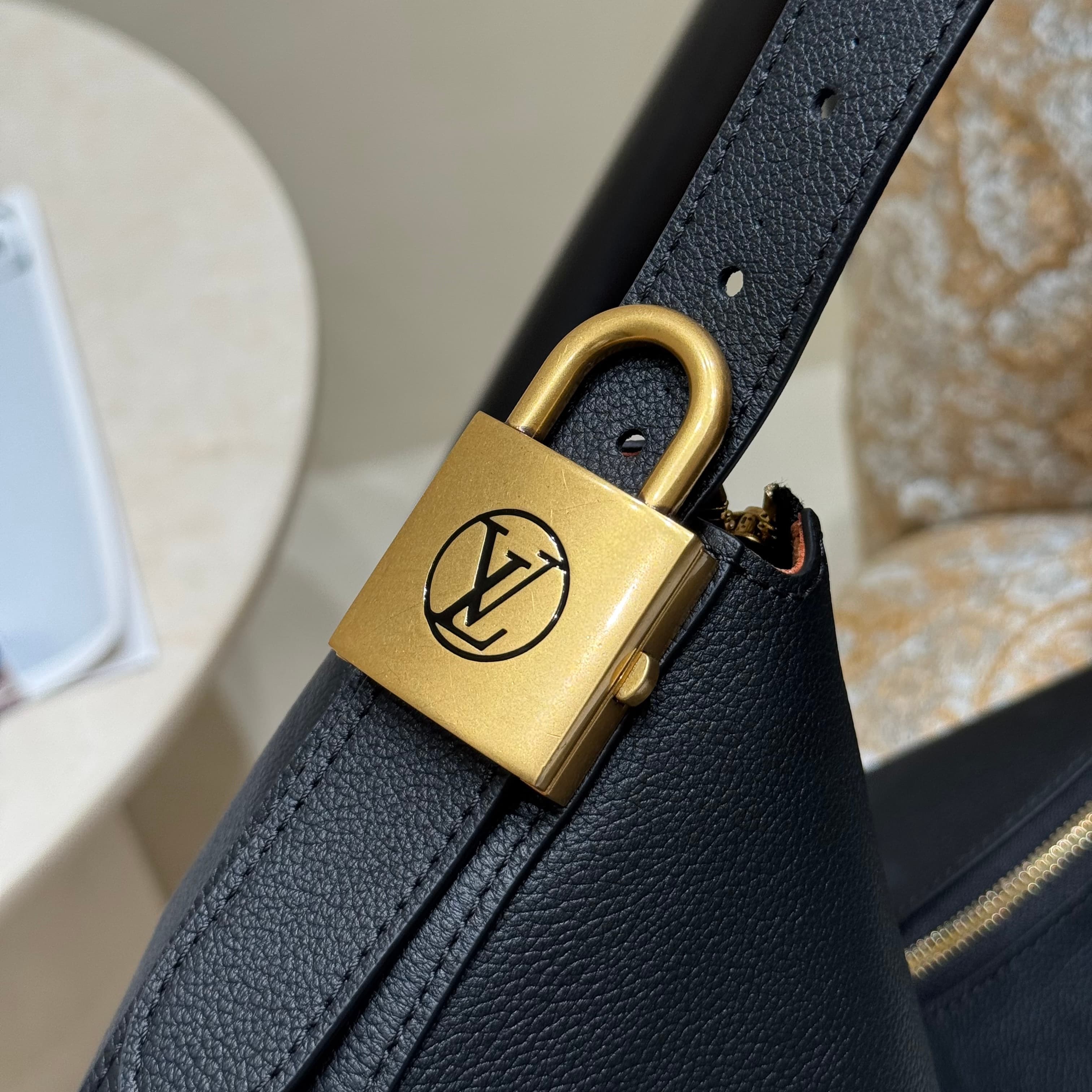 루이비통 로우키 MM (블랙)