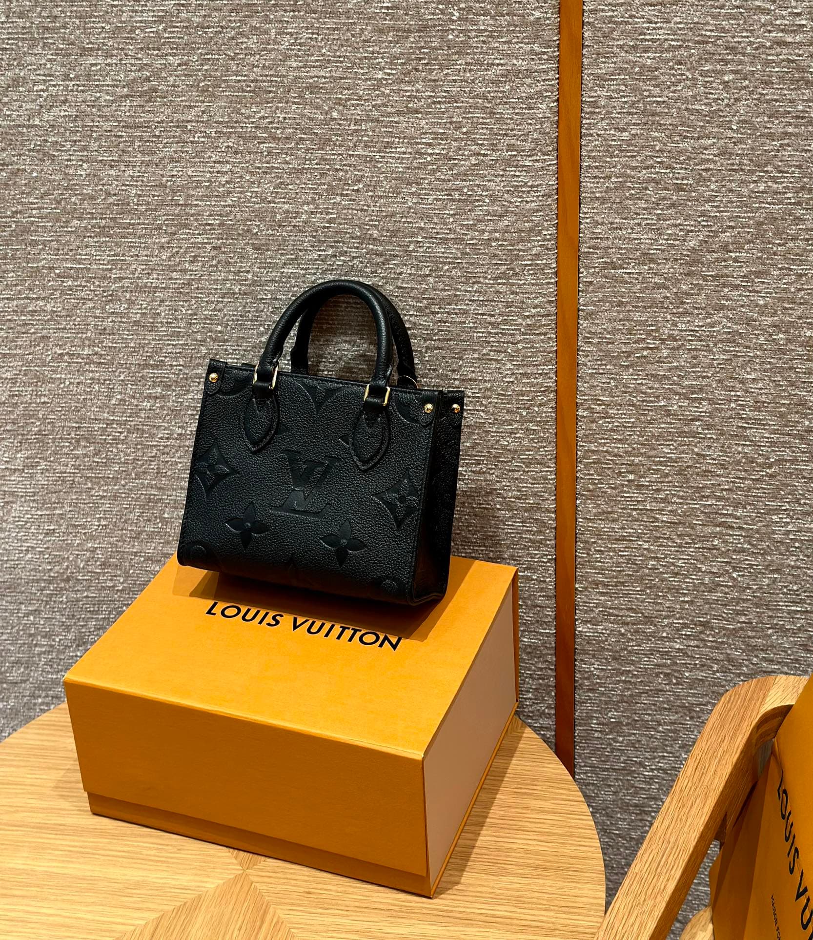 루이비통 온더고 BB (블랙)