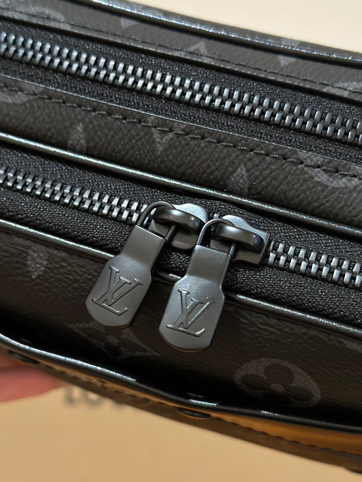 루이비통 알파 웨어러블 월렛 (블랙)