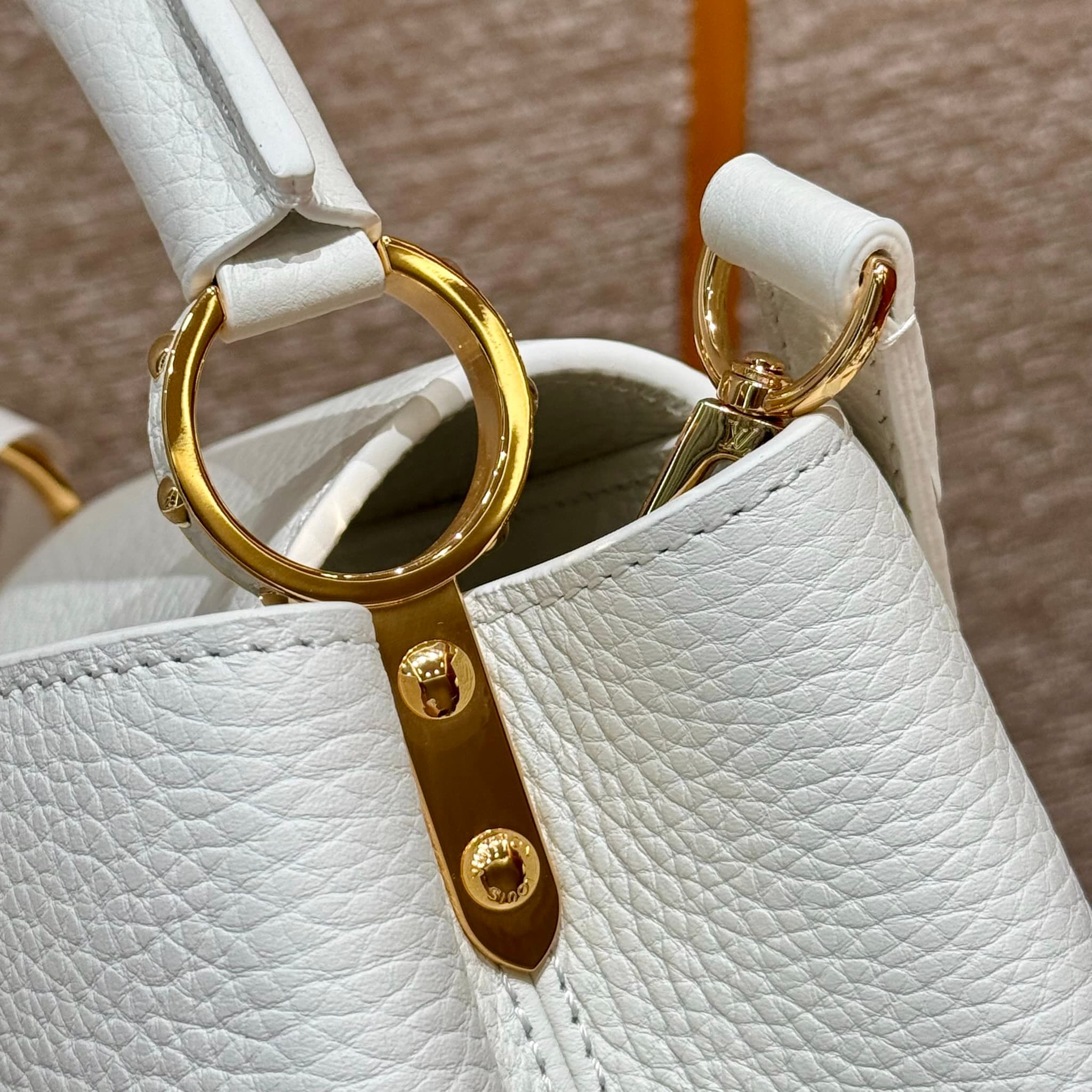 루이비통 카퓌신 미니 (화이트)