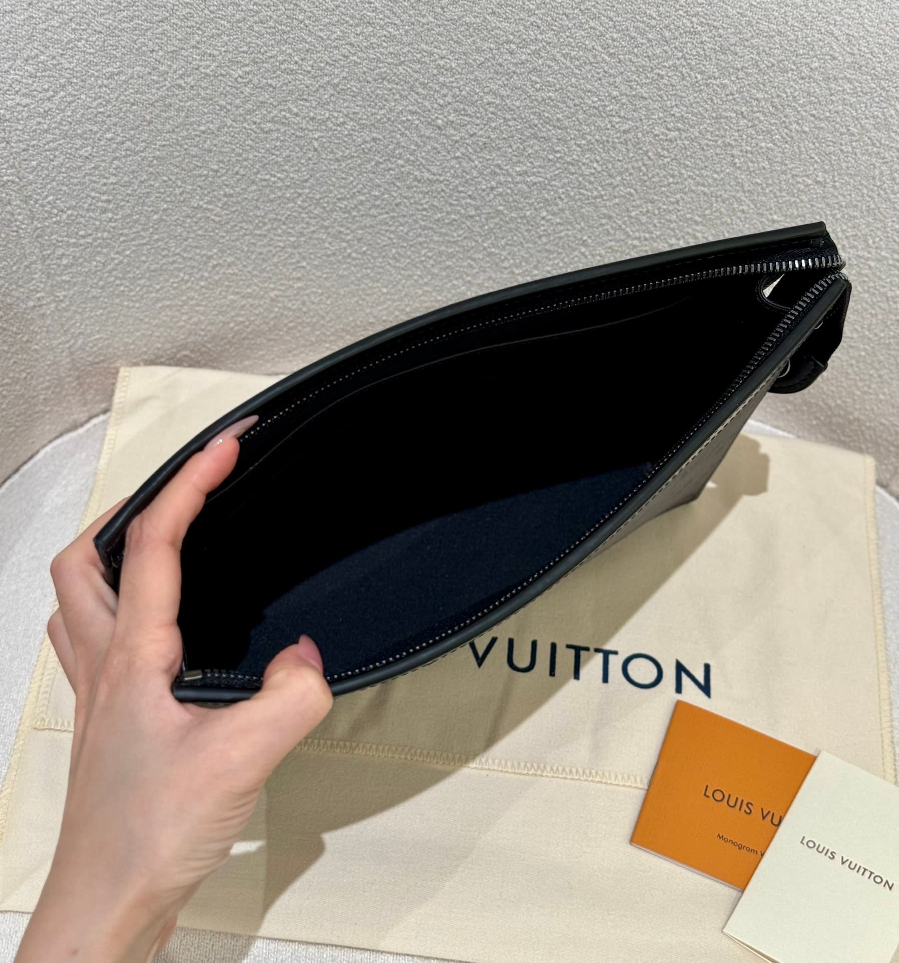 루이비통 포쉐트 보야지 MM (블랙)