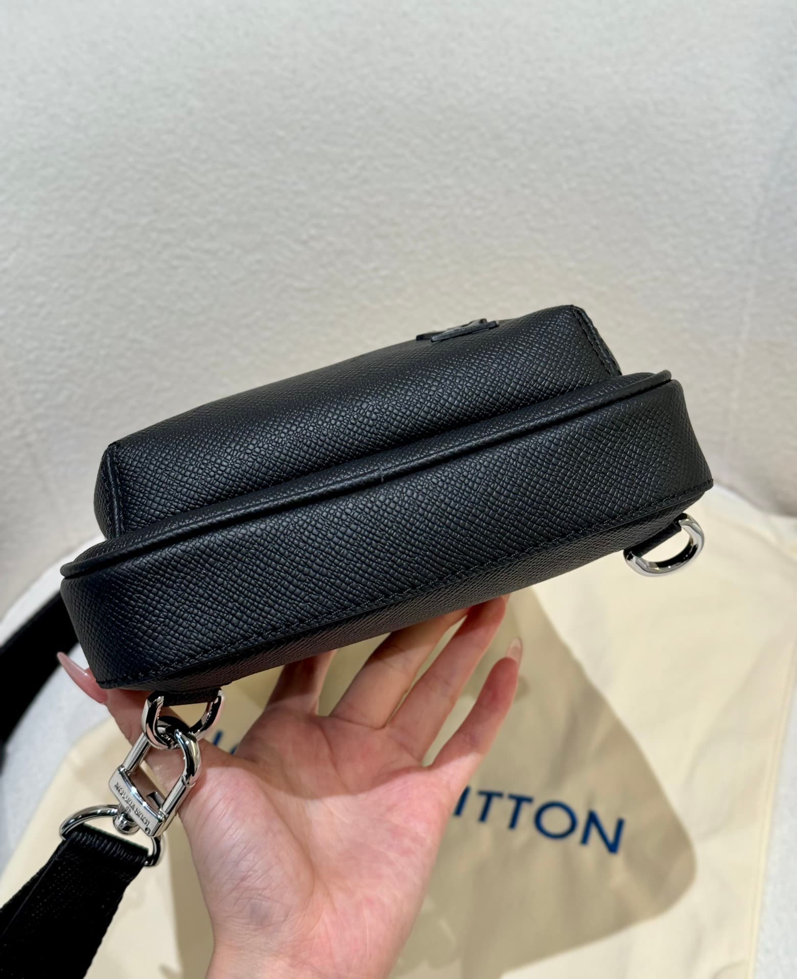 루이비통 애비뉴 슬링백 (블랙)