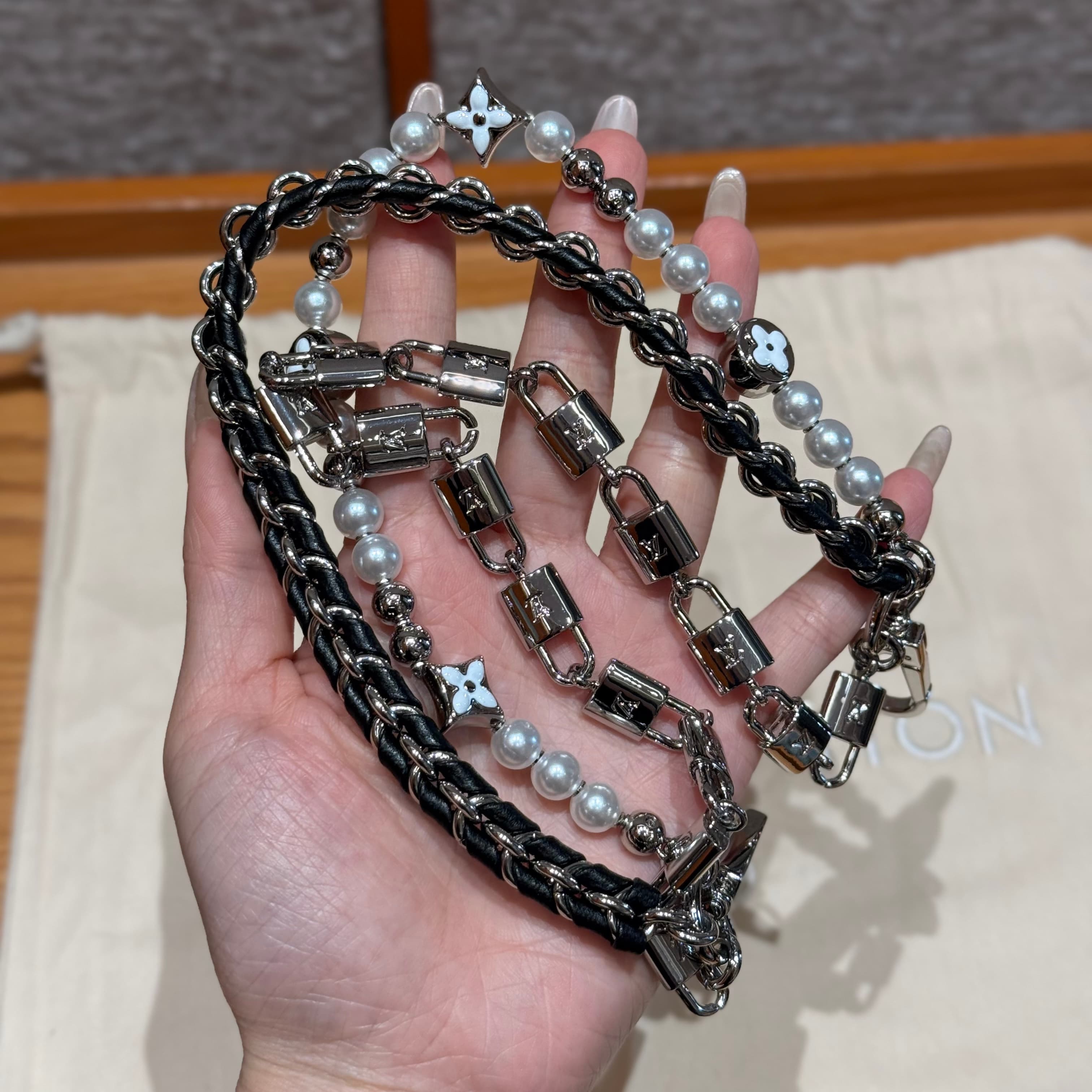 루이비통 카퓌신 미니 (블랙)