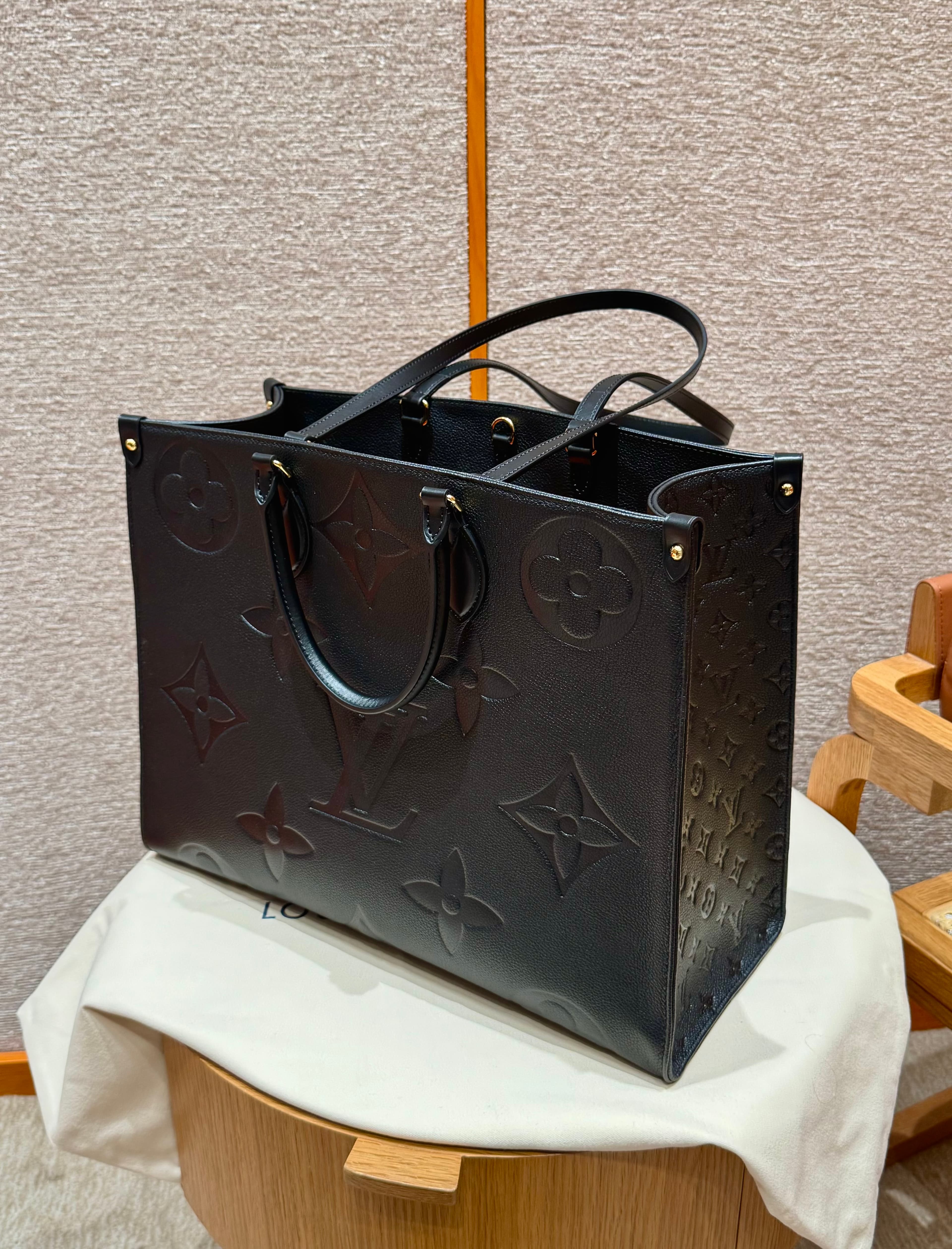 루이비통 온더고 MM (블랙)