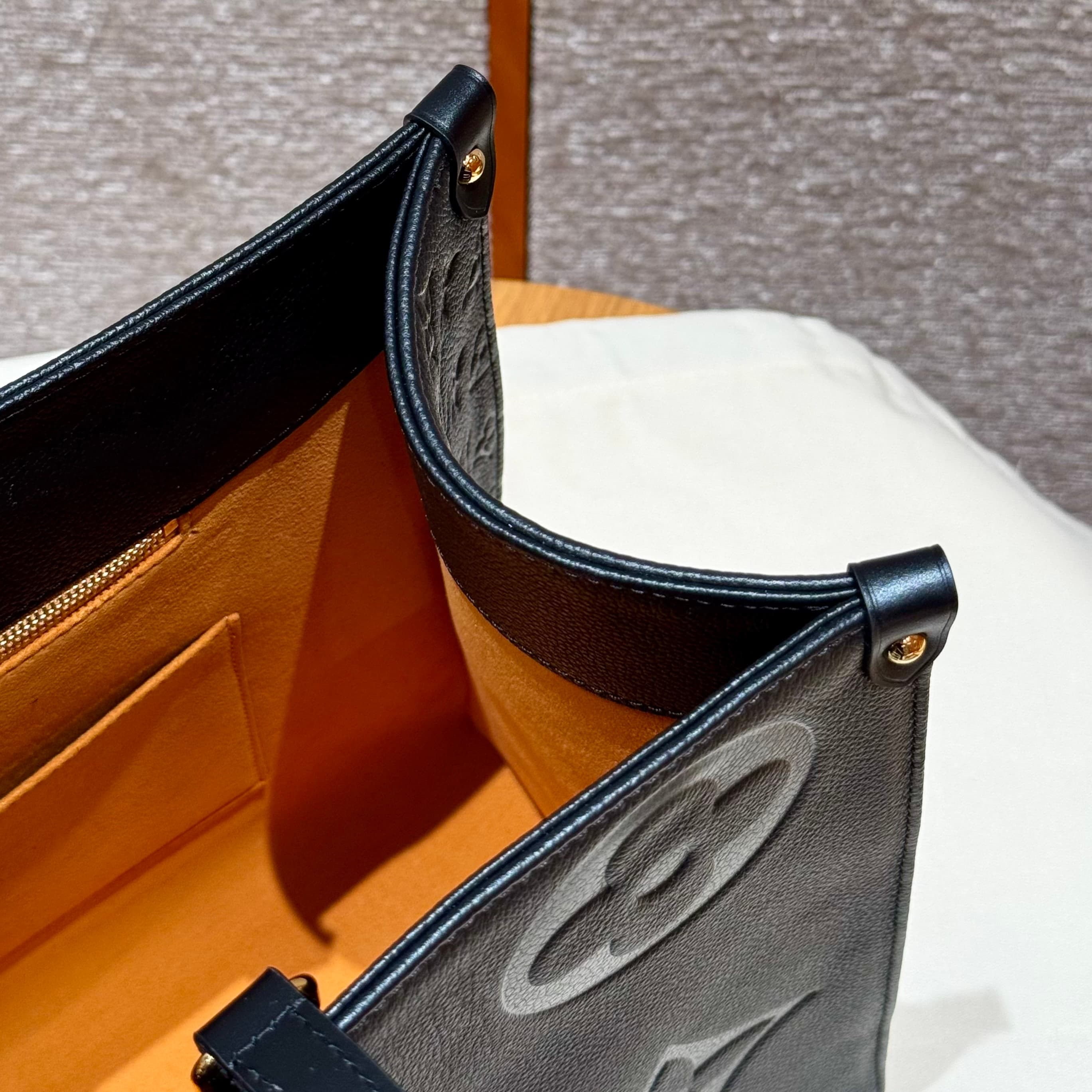 루이비통 온더고 MM (블랙)