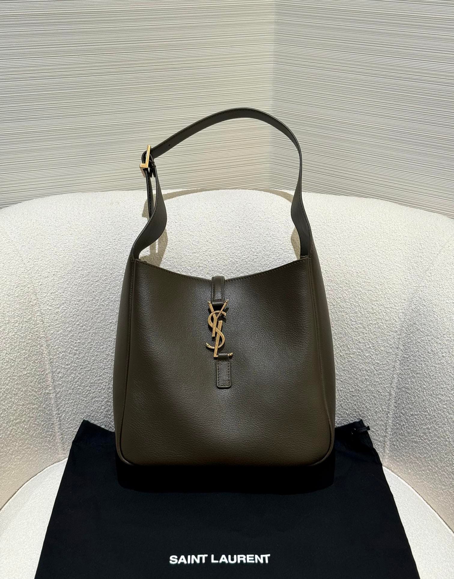 생로랑(YSL) 르 5아7 호보백 스몰 카키(다크올리브)