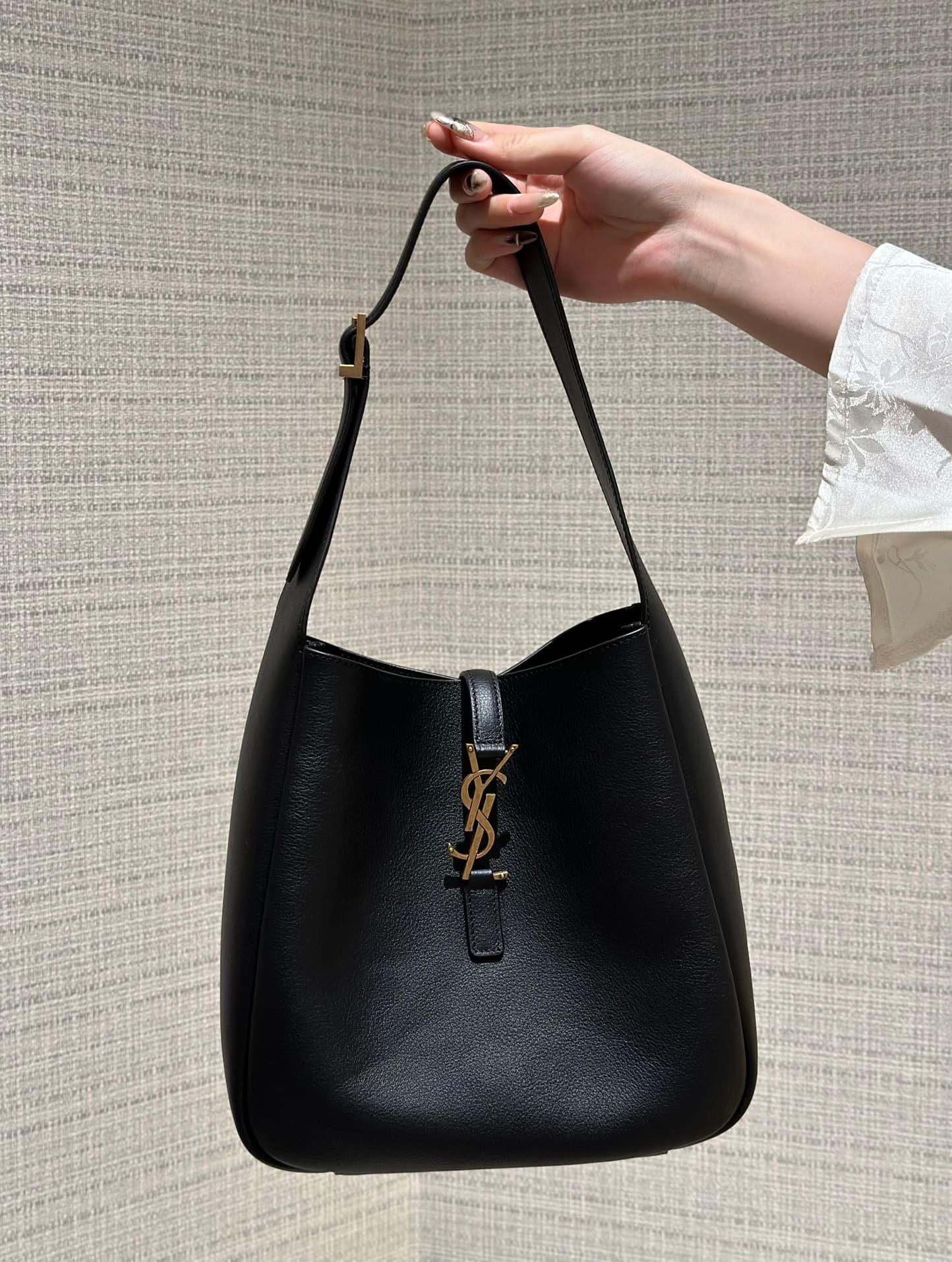 생로랑(YSL) 르 5아7 호보백 라지(30cm) 블랙