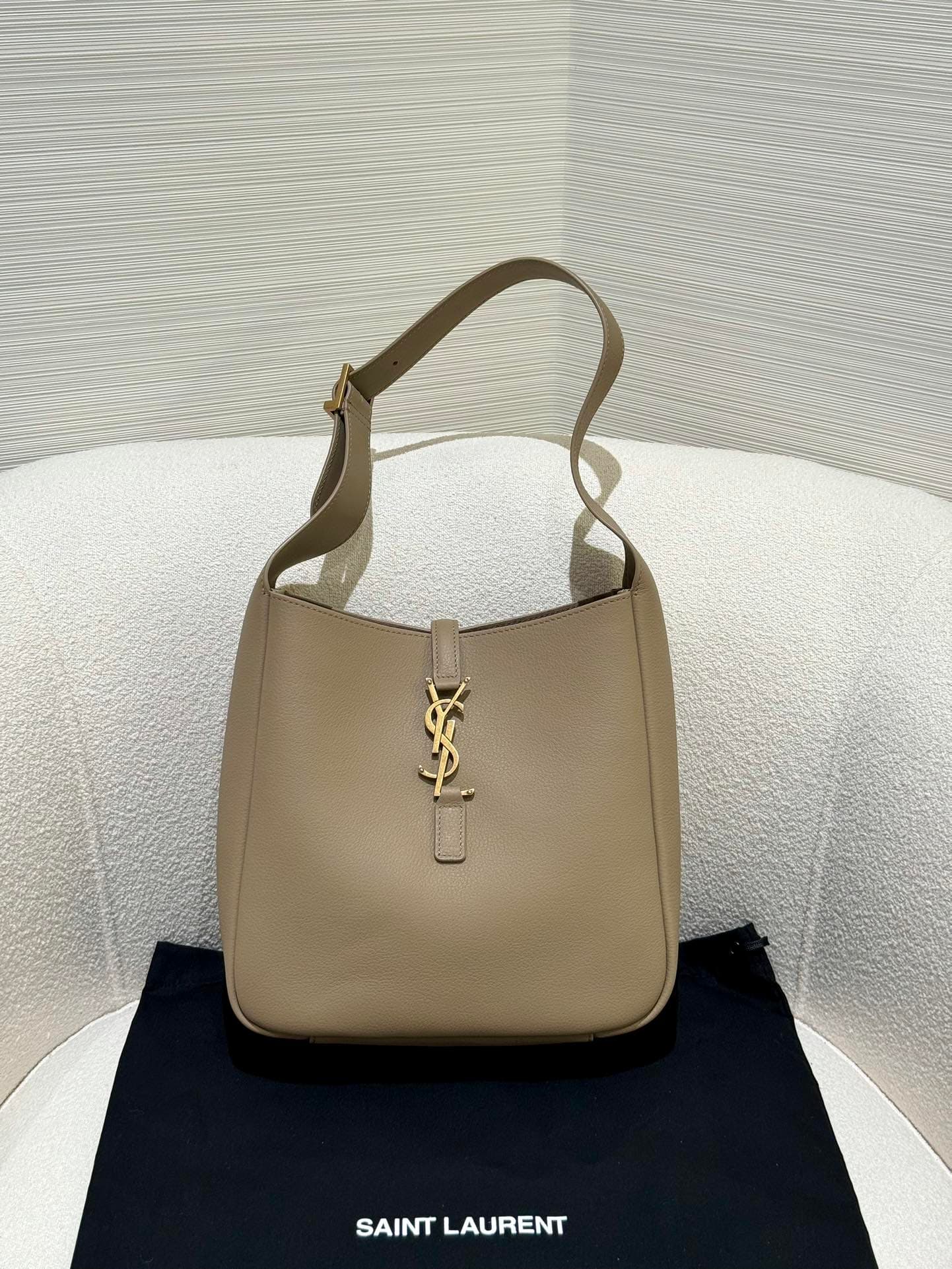 생로랑(YSL) 르 5아7 호보백 스몰 토프
